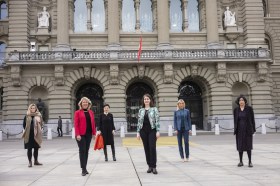 نائبات في وقفة تحسيسية في الساحة المقابلة لمقر البرلمان السويسري