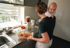 امرأة وطفل في المطبخ