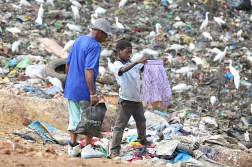 Niños en Gabón se ganan la vida trabajando en un vertedero de basura - SWI  swissinfo.ch