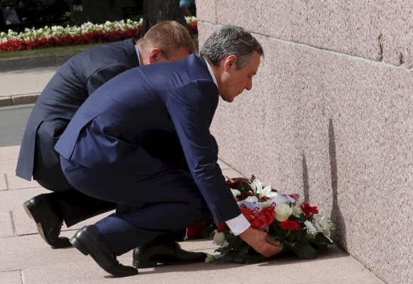 Cassis lays a wreath in Latvia