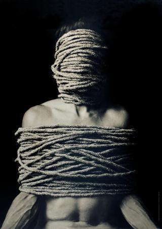 Mann mit Seilen gefesselt