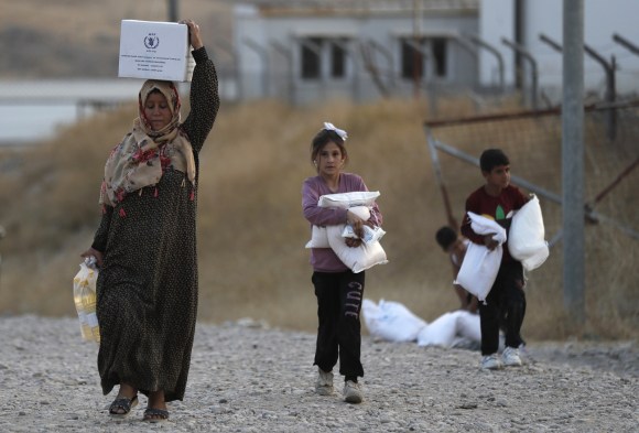 Frau und Kinder im Flüchtlingslager