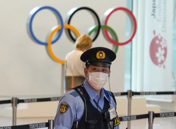 Tokyo policeman before Olympic rings