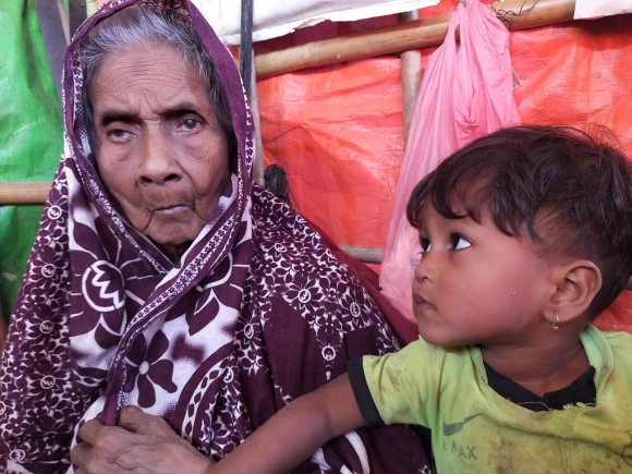 Solima Khatun, una refugiada rohinyá de 120 años con una niña