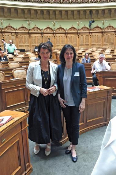 議事堂に立つ2人の女性
