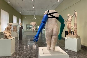 Statue grecque munie de prothèses en tissu.