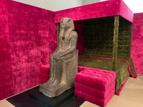 swissinfo.chの取材当日、ビデオパフォーマンスのためにウォーラー氏が寝るはずだったベッドを見守る古代エジプト王ラムセス2世の巨像（紀元前1290－1224年）