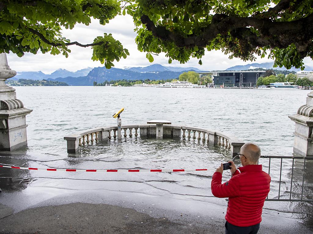 Le Lac des QuatreCantons est près d'inonder le centre de Lucerne Actualité Suisse