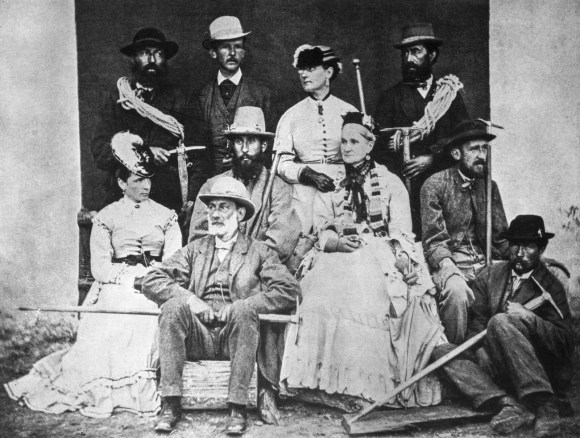 fotografia tirada em 1870 com alpinistas da época