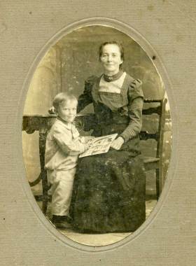 Historisches Foto einer Mutter mit ihrem Sohn