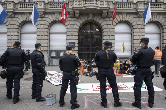 policías frente a los activistas