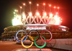 8月8日，东京2020奥运会闭幕式，奥林匹克体育场上方的烟花。