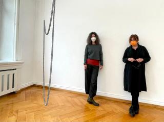 ドロシー・メスマー（オレンジ色のマスクの女性）とカティア・ヘルラッハ。今年、ロックダウン（都市封鎖）中の作品展「Memory.Über die Erinnerung und das Vergessen」で