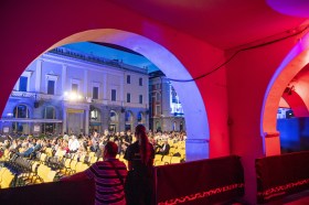 La audiencia en Piazza Grande