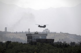 Helicóptero sobrevuela Kabul