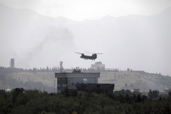 上周日(8月15日)，一架直升机盘旋在美国驻喀布尔大使馆上空。