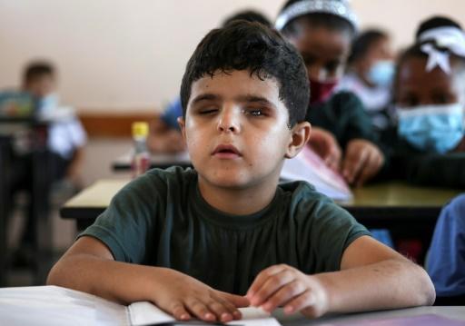 طفل من غزة يحلم بالعودة للمدرسة بعد أن فقد بصره خلال النزاع الأخير مع إسرائيل