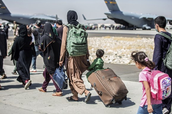 نساء وأطفال في مطار كابول