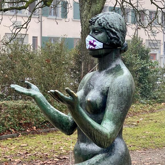 A statue wearing a Hulda Zwingli mask