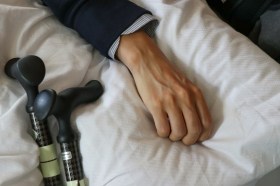 ベッドにある男性の手