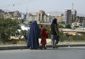 アフガニスタンの首都カブールで通りを行くアフガン人の家族。2021年8月撮影