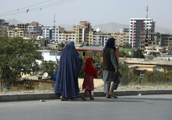 أسرة أفغانية تسير في أحد شوارع كابول
