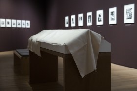 Swiss museums saw ticket sales halved as a result of the government's Covid restrictions in 2020. (Keystone/Peter Klaunzer) Glass showcase covered and photos on walls