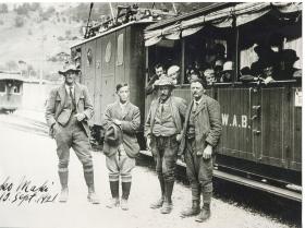 アイガー東山稜の初登攀に成功した4人は翌日、ユングフラウ鉄道でグリンデルワルトのグルント駅に帰還した。（写真左から）サミュエル・ブラヴァンド、槇有恒、フリッツ・シュトイリ、フリッツ・アマッター。1921年9月11日撮影