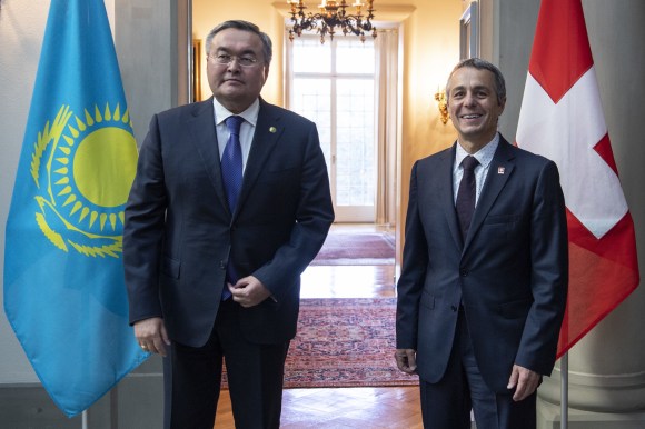 Foreign ministers of Kazakhstan and Switzerland posing for photo