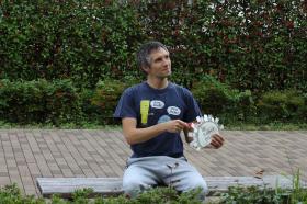 Persona tiene in mano premio con scritta Ig Nobel