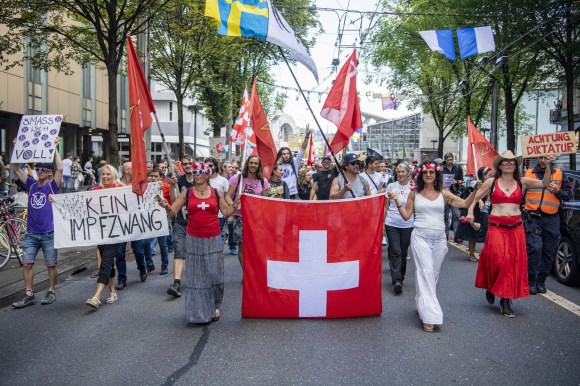 9月11日、ルツェルンにて。政府のコロナ措置に対する抗議デモは、ほぼ毎週末スイス各地で行われた