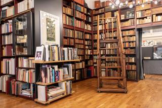 Echelle dans une librairie de livres anciens