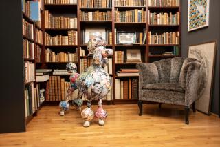 Sculpture de chien et fauteuil dans une librairie