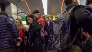 Frau hört Musik im Zug