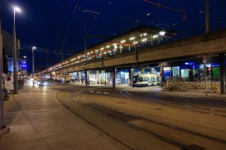 Bahnhofplatz im Dunkeln