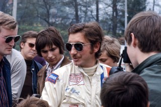 Pilote de course au milieu de ses fans en 1971.
