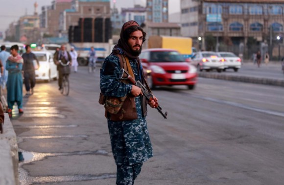 أحد مسلحي حركة طالبان في شوارع كابول