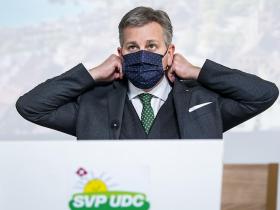 Statt autoritär an seiner Macht festzuhalten, muss der Bundesrat eine funktionierende Exit-Strategie aus der Pandemie vorlegen: SVP-Präsident Marco Chiesa. (Archivbild)
KEYSTONE/JEAN-CHRISTOPHE BOTT (sda-ats)