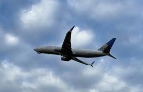 United Airlines obtuvo beneficios en el tercer trimestre mientras los niveles de viajes se acercan a los de antes de la pandemia (afp_tickers)