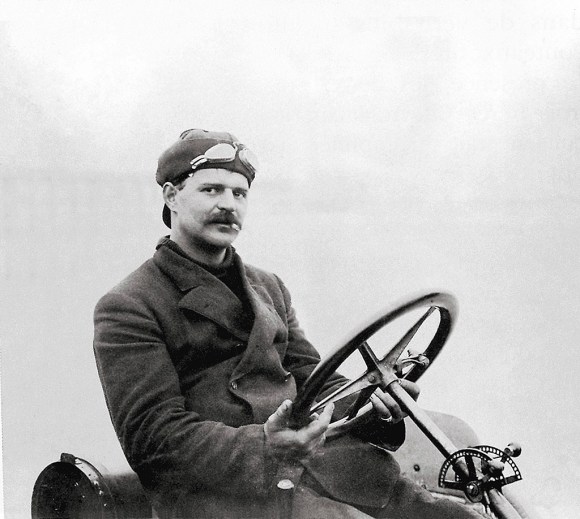 Retrato de Louis Chevrolet al volante.