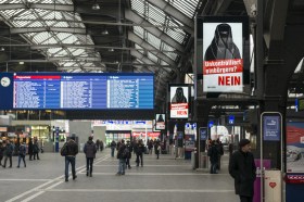 Plakate gegen die erleichterte Einbürgerung am Hauptbahnhof Zürich