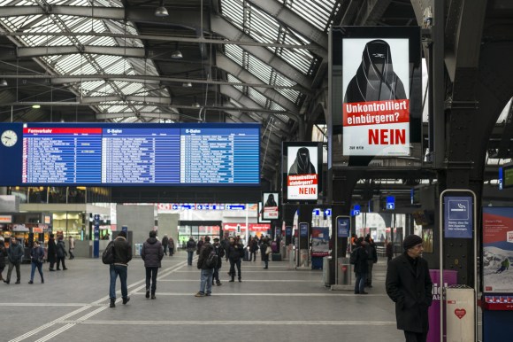 ملصقات ضد التجنيس الميسر في البهو الرئيسي لمحطة القطار في زيورخ