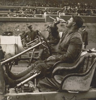 • 1909年米ジョージア州アトランタのサーキットで開催された自動車博覧会にて。オープントップの自動車に乗り、休憩中にコカ・コーラを飲むルイ・シボレー