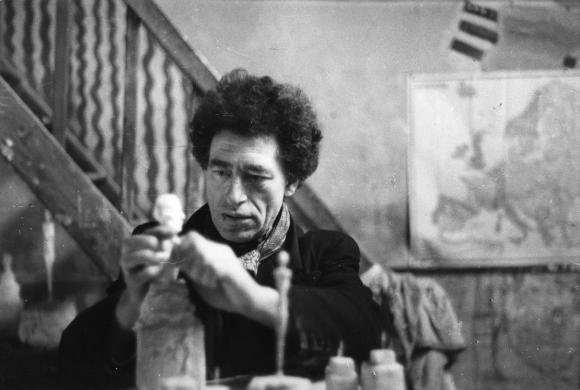 Giacometti esculpiendo una pieza