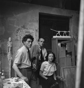 アルベルト・ジャコメッティと妻のアネット。1951年、パリのアトリエにて