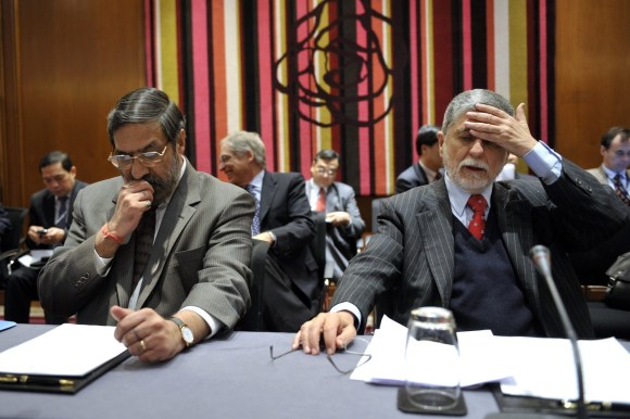 第7回閣僚会議開催前日の2009年11月29日、ジュネーブで開催された20カ国・地域（G20）閣僚会合後の記者会見。インドのアナンド・シャルマ商工・繊維相（左）とブラジルのセルソ・アモリン外相（右）が発言した