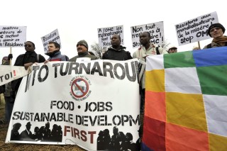 2011年12月、ジュネーブ国際会議場（CICG）前で行われた第8回WTO閣僚会議に抗議するデモ参加者