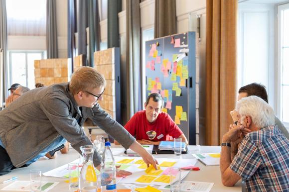 Diskutieren am Tisch