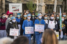 労働環境の改善を求めてデモを行う看護職員。2020年10月27日、ルツェルンにて