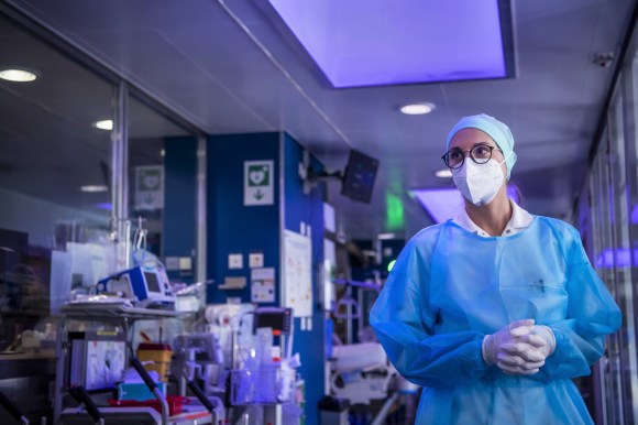 ローザンヌ大学病院の新型コロナウイルス感染症患者用集中治療室で治療にあたる看護師。2020年11月6日